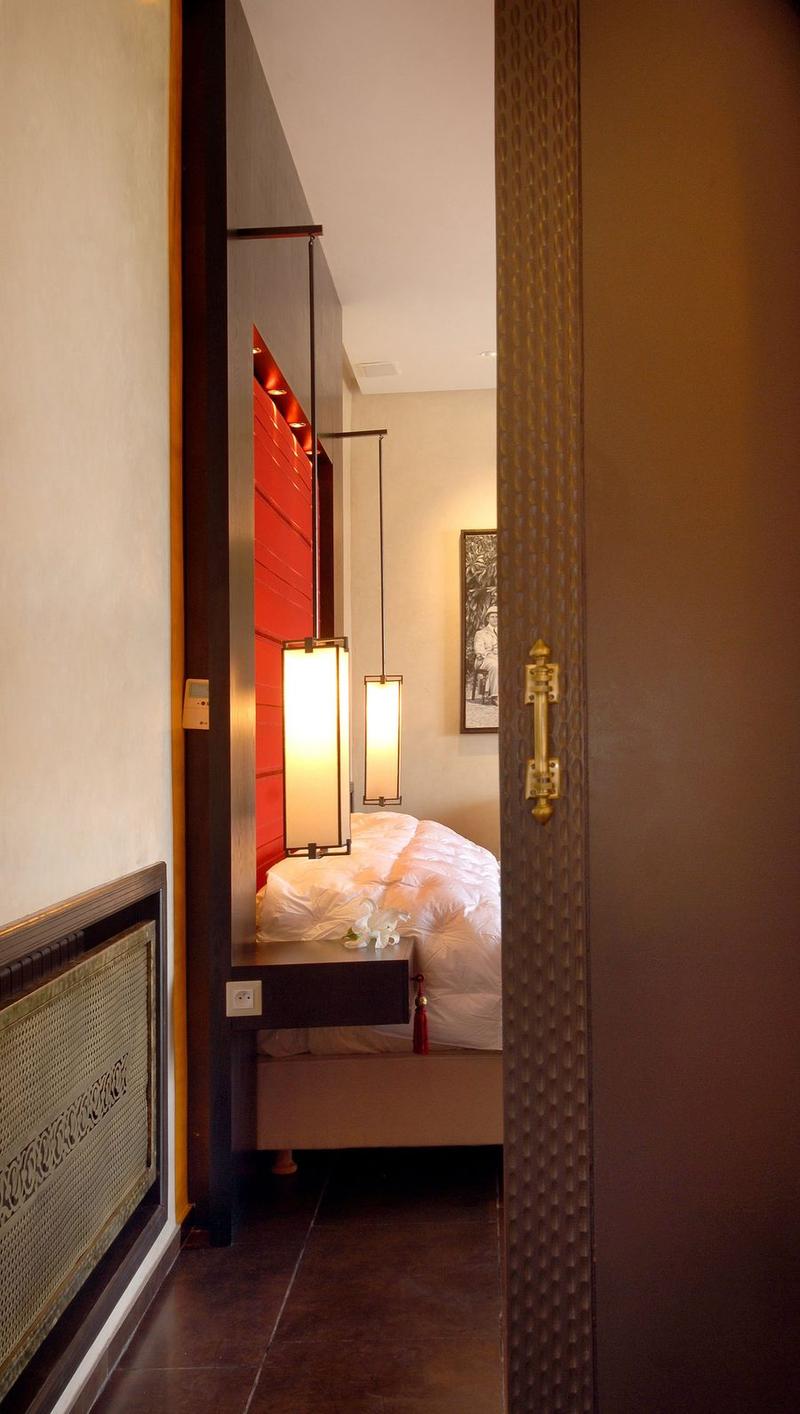 Chambre adulte cocooning avec linge de lit en coton lavé et lumière tamisée